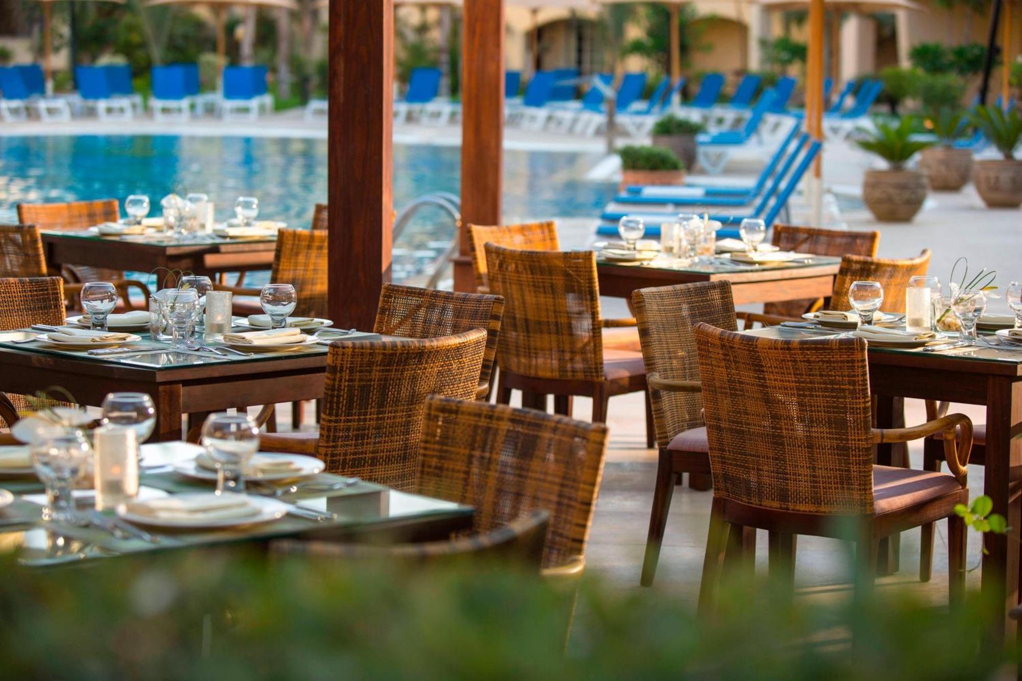 Renaissance Cairo Mirage City Hotel Kültér fotó The restaurant