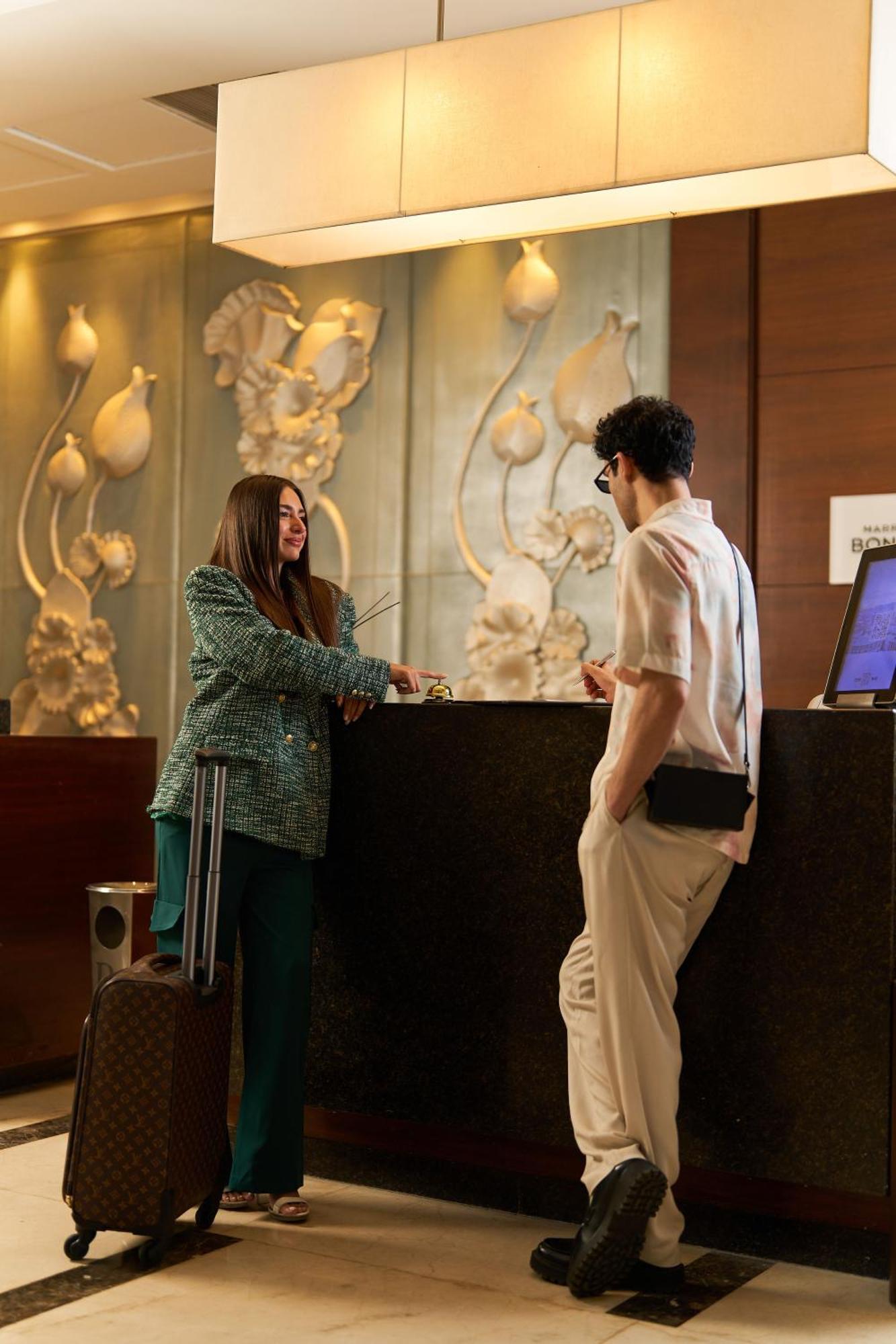 Renaissance Cairo Mirage City Hotel Kültér fotó A hotel receptionist