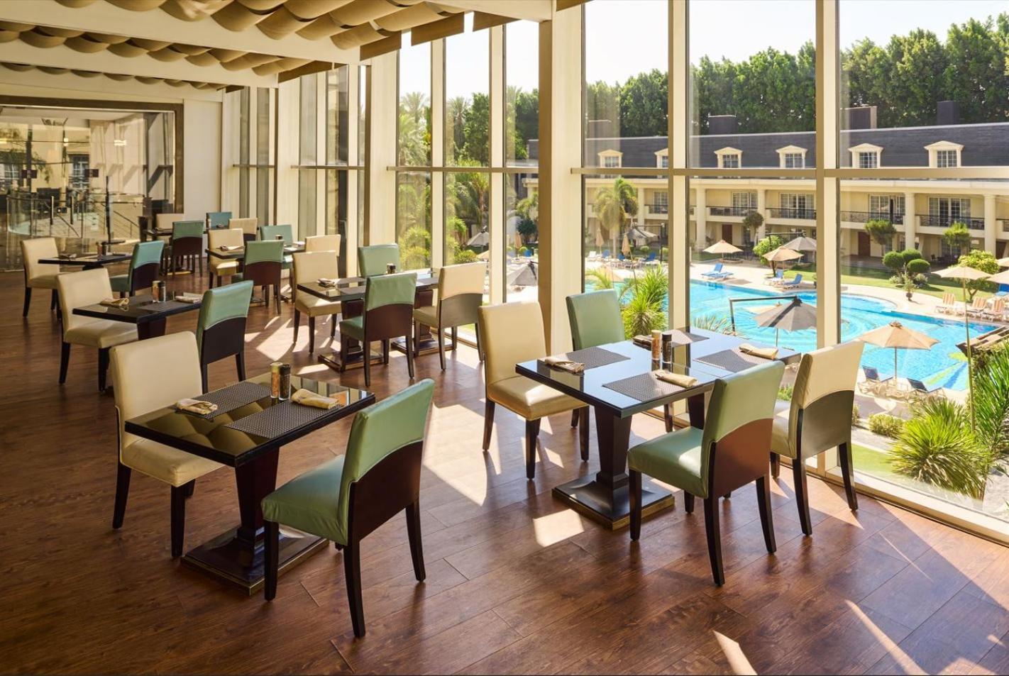 Renaissance Cairo Mirage City Hotel Kültér fotó The restaurant