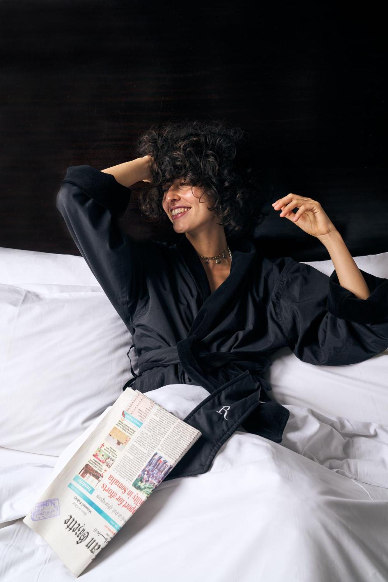 Renaissance Cairo Mirage City Hotel Kültér fotó A woman wearing a bathrobe