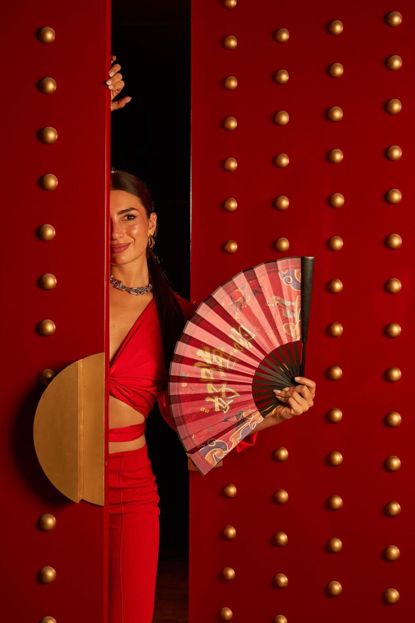 Renaissance Cairo Mirage City Hotel Kültér fotó A woman holding a hand fan