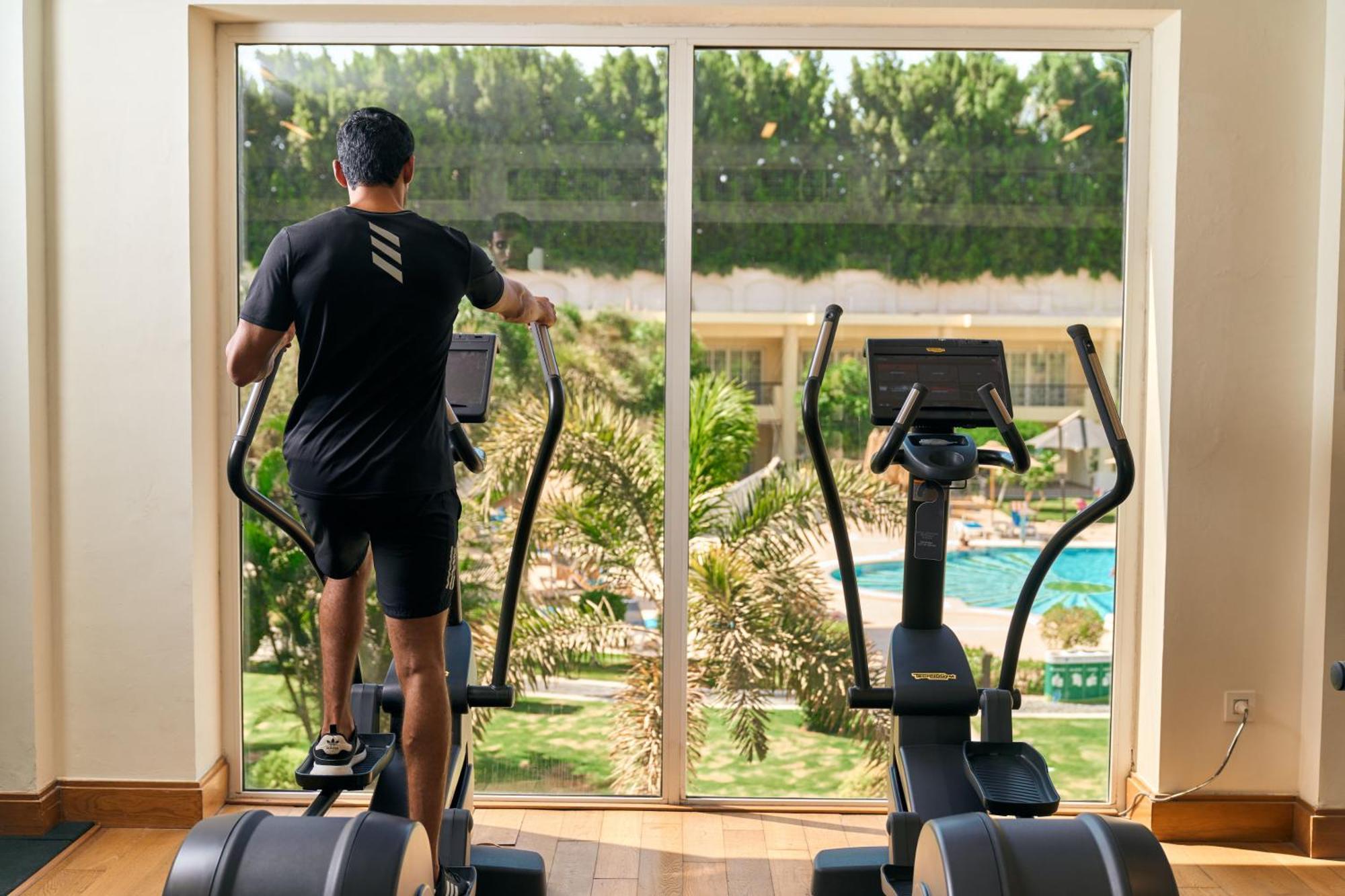 Renaissance Cairo Mirage City Hotel Kültér fotó A man on an elliptical trainer