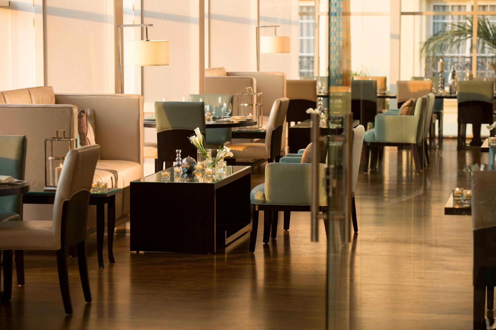 Renaissance Cairo Mirage City Hotel Kültér fotó The lounge at the airport