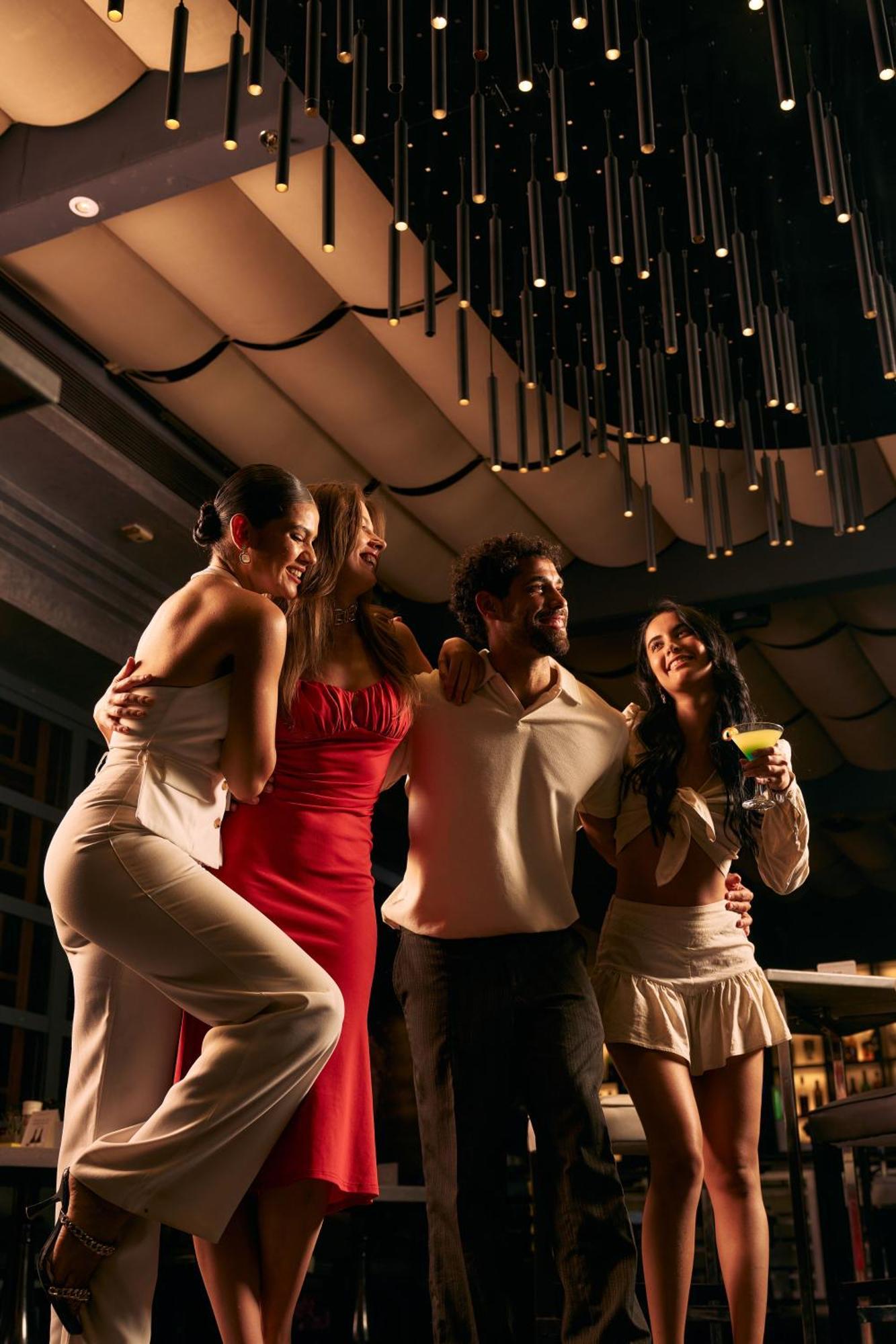 Renaissance Cairo Mirage City Hotel Kültér fotó A group of people dancing
