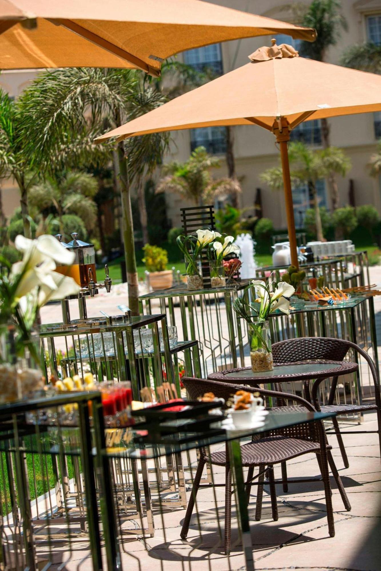 Renaissance Cairo Mirage City Hotel Kültér fotó The hotel's outdoor café