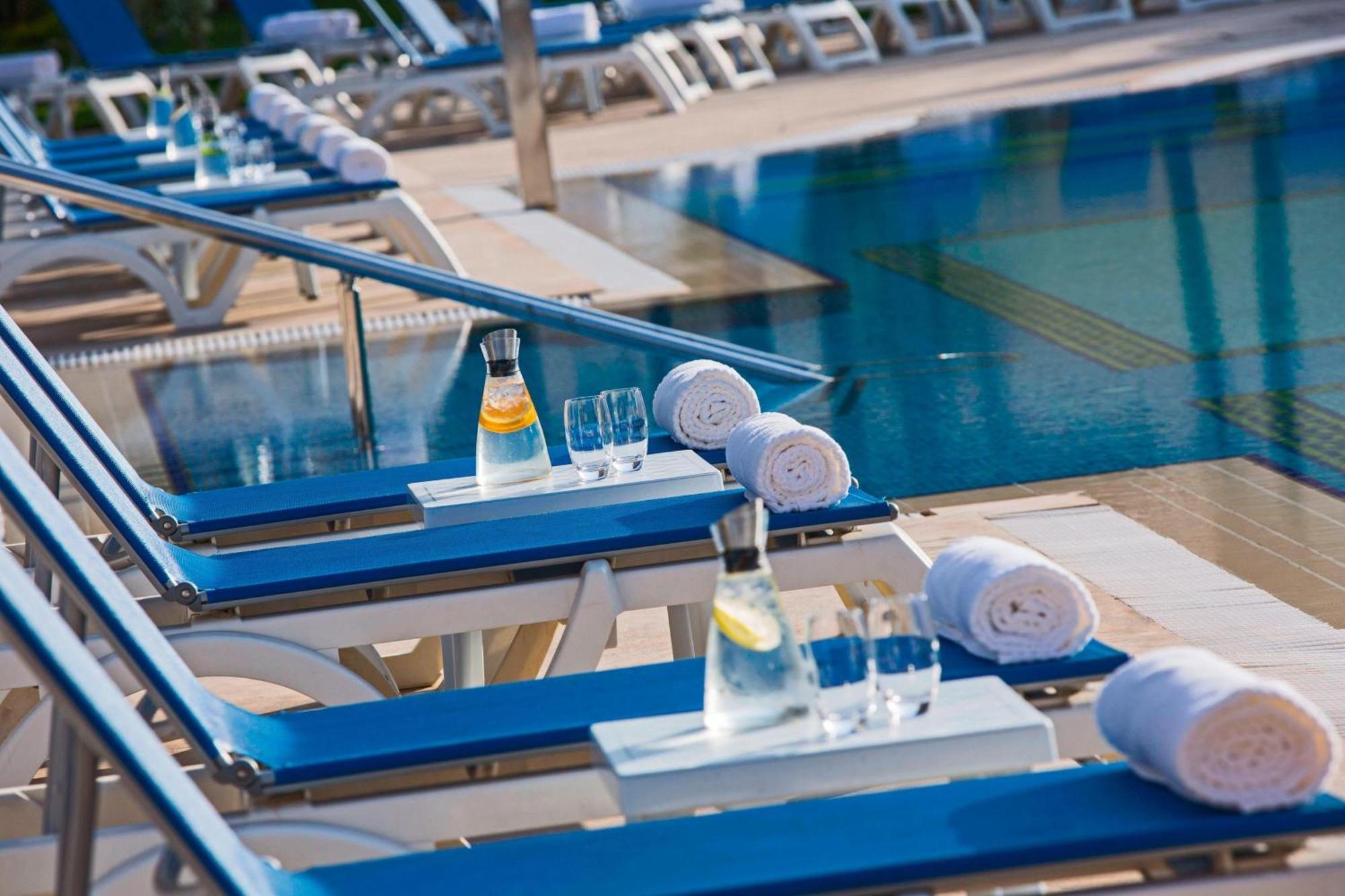 Renaissance Cairo Mirage City Hotel Kültér fotó Pool at the Hotel
