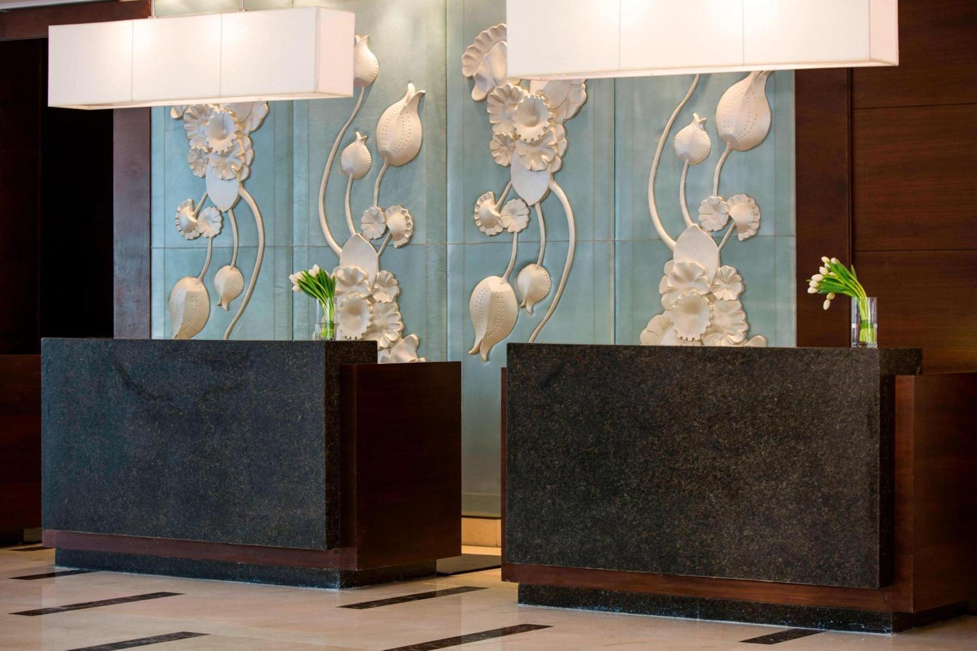 Renaissance Cairo Mirage City Hotel Kültér fotó The lobby of the Ritz-Carlton, Dubai
